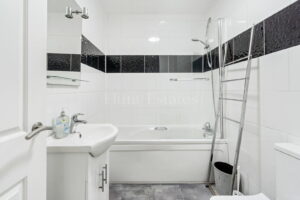 Immaculate One Bedroom Top Floor Apartment - No Onward Chain