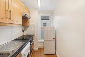 Immaculate One Bedroom Top Floor Apartment - No Onward Chain