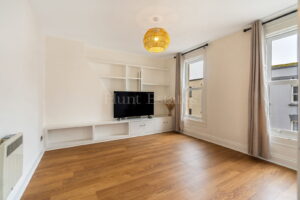 Immaculate One Bedroom Top Floor Apartment - No Onward Chain