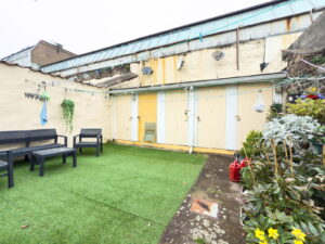Immaculate One Bedroom Top Floor Apartment - No Onward Chain
