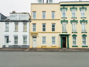 Immaculate One Bedroom Top Floor Apartment - No Onward Chain