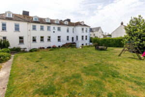 Beautifully Presented 4 Bedroom Apt with Garden an& Double Garage