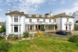 Beautifully Presented 4 Bedroom Apt with Garden an& Double Garage