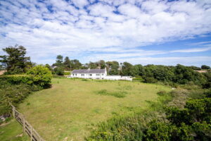 Four Bedroom Family Home with Outdoor Pool & Gardens