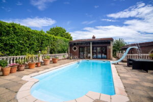 Four Bedroom Family Home with Outdoor Pool & Gardens