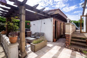 Four Bedroom Family Home with Outdoor Pool & Gardens