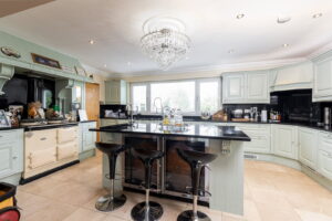 Four Bedroom Family Home with Outdoor Pool & Gardens