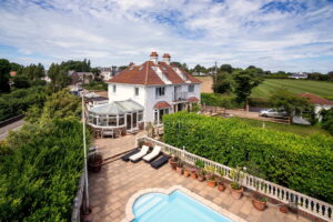Four Bedroom Family Home with Outdoor Pool & Gardens