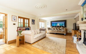 Four Bedroom Family Home with Outdoor Pool & Gardens