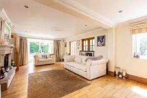 Four Bedroom Family Home with Outdoor Pool & Gardens