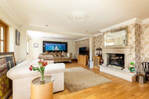Four Bedroom Family Home with Outdoor Pool & Gardens