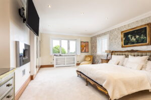 Four Bedroom Family Home with Outdoor Pool & Gardens