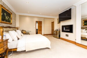 Four Bedroom Family Home with Outdoor Pool & Gardens