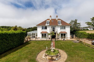 Four Bedroom Family Home with Outdoor Pool & Gardens