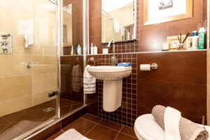 Four Bedroom Family Home with Outdoor Pool & Gardens