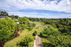 Four Bedroom Family Home with Outdoor Pool & Gardens