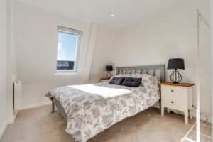 CONTEMPORARY ONE BEDROOM APARTMENT IN TOWN CENTRE