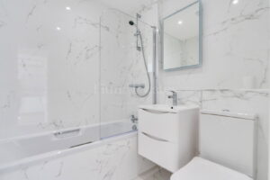 CONTEMPORARY ONE BEDROOM APARTMENT IN TOWN CENTRE