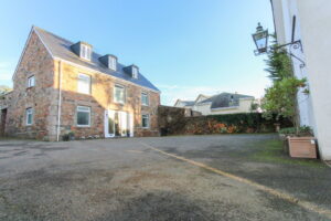 Detached family home with swimming pool