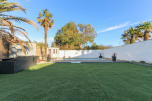 Detached family home with swimming pool