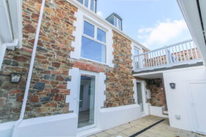 Detached family home with swimming pool