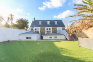 Detached family home with swimming pool