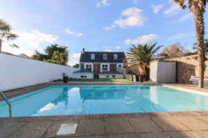 Detached family home with swimming pool