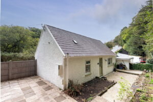 One Bedroom Detached Bungalow With Paved Garden And 3 Parking Spaces