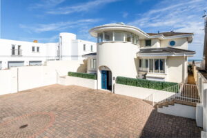 Luxury Two-Bedroom Apartment with Private Beach Access&nbsp;